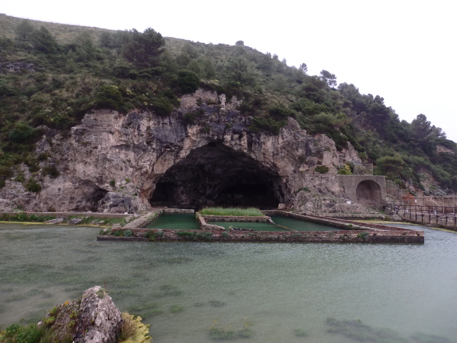 Lazio Sperlonga Grotta di Tiberio Grotta vista dall'esterno